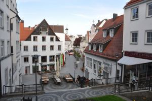 Blick von der Fischerstraße auf die Freitreppe und die Rathausstraße